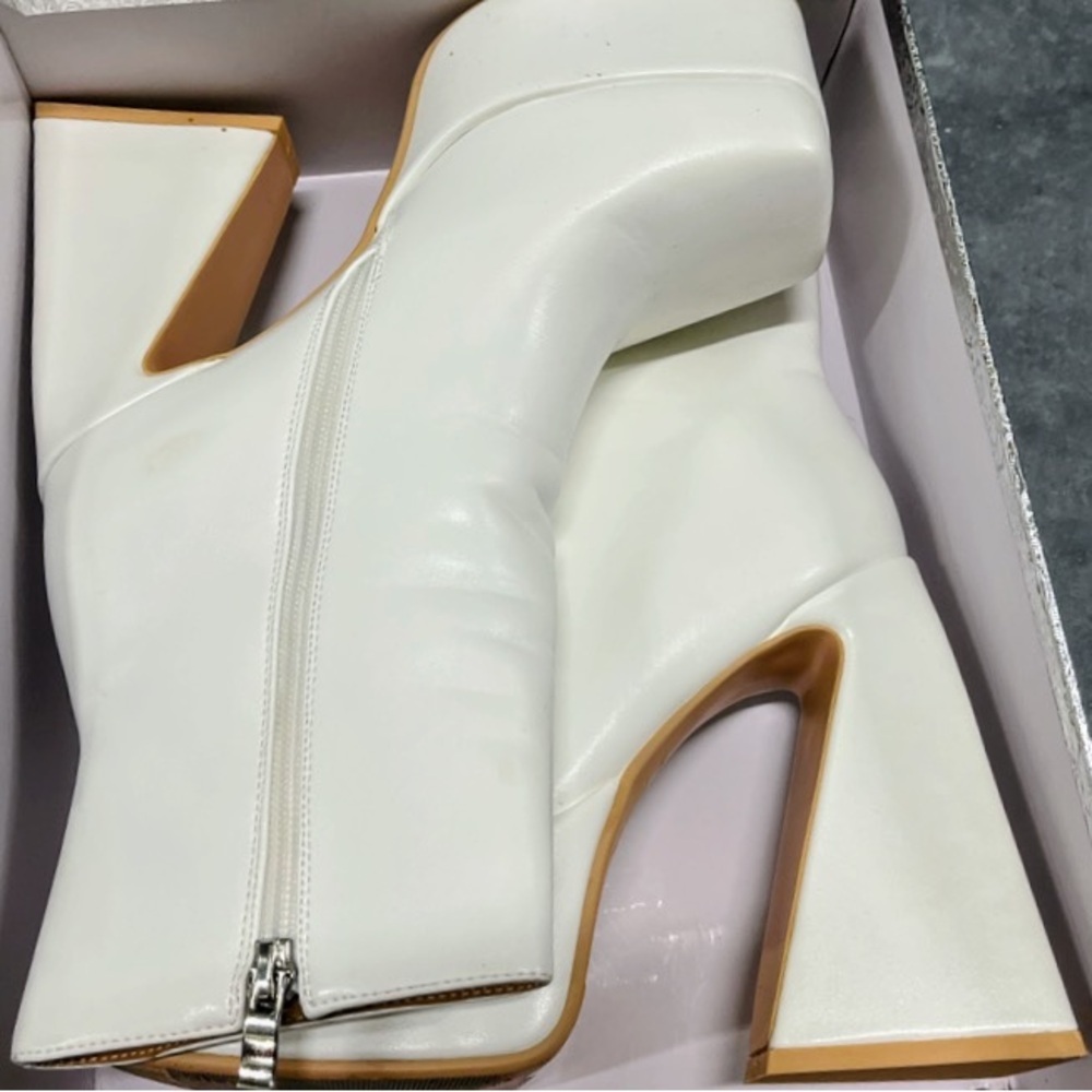 Wetkiss White Chunky Platform Ankle Boots – Size  8